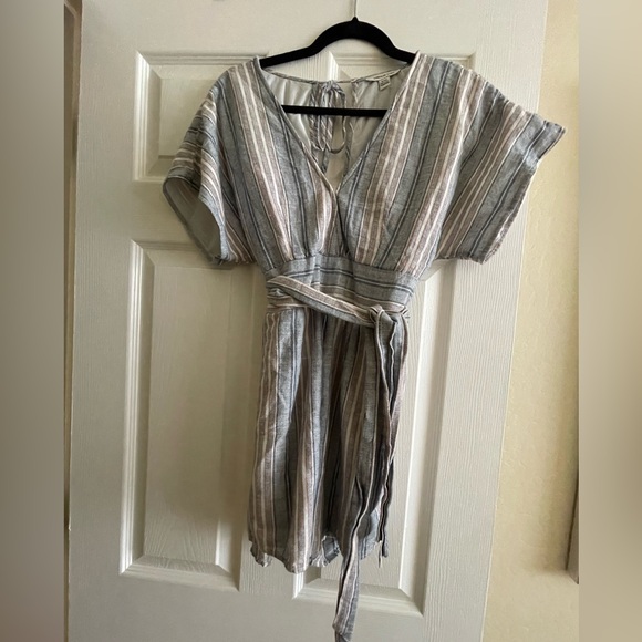 American Eagle Stripe Romper with Sleeves
Size Medium - Picture 1 of 4